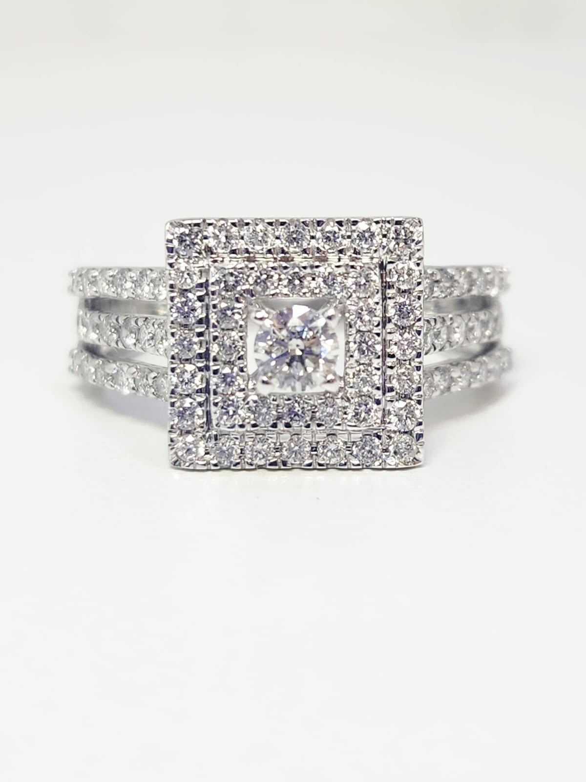 Diamond- Round Cut Solitaire image 0