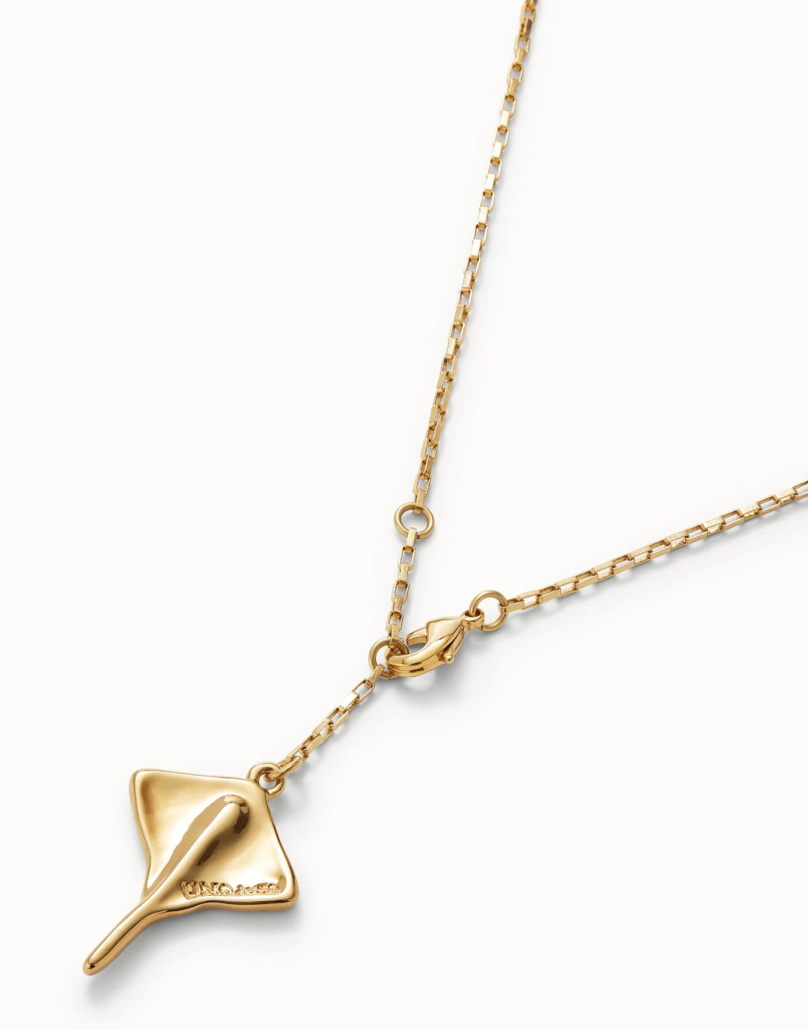 UNO DE 50- Short chain pendant necklace with manta ray