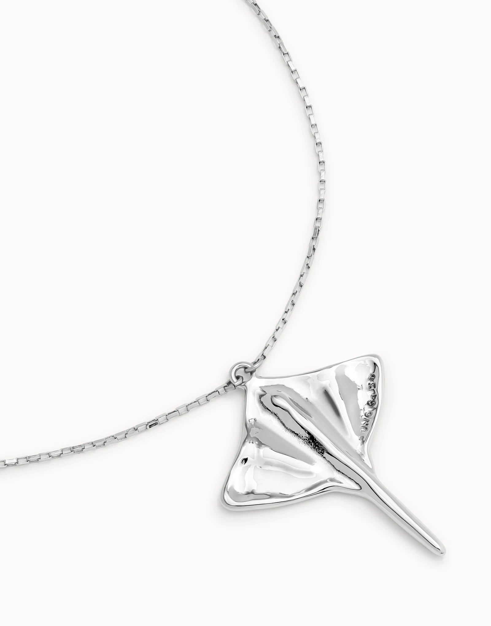 UNO DE 50- Short chain pendant necklace with manta ray