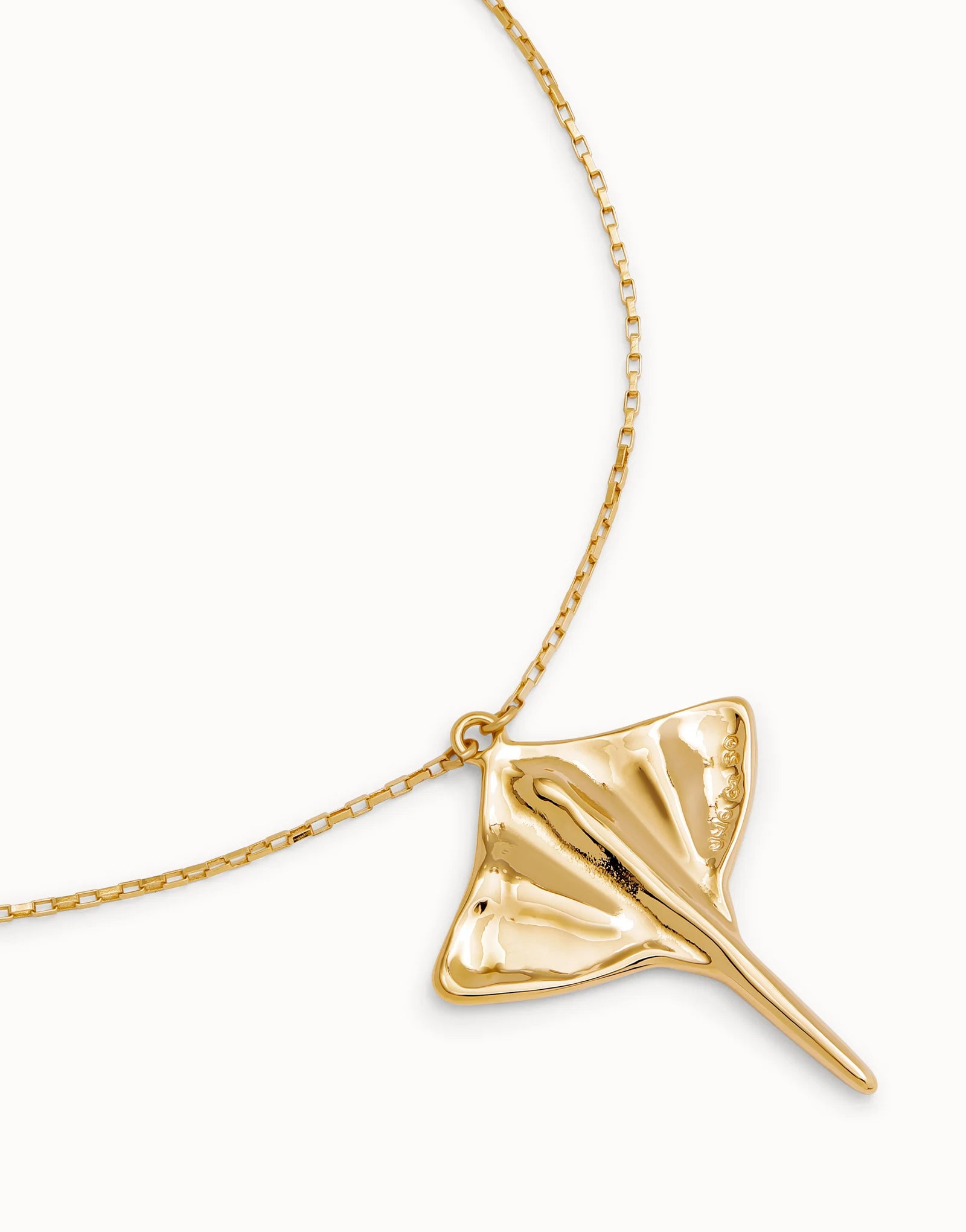 UNO DE 50- Short chain pendant necklace with manta ray