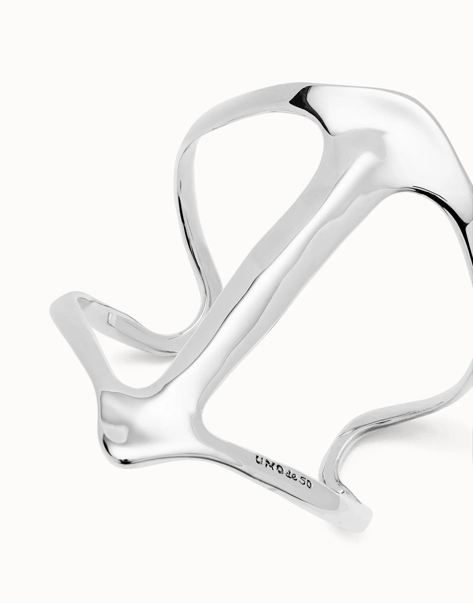 UNO DE 50- Cuff bracelet with manta ray structure