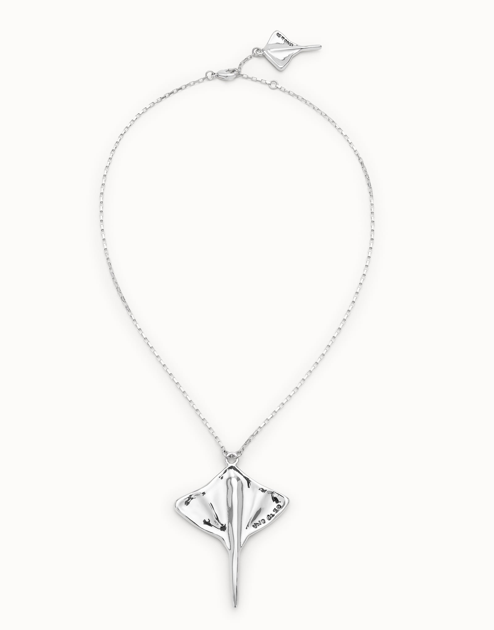 UNO DE 50- Short chain pendant necklace with manta ray
