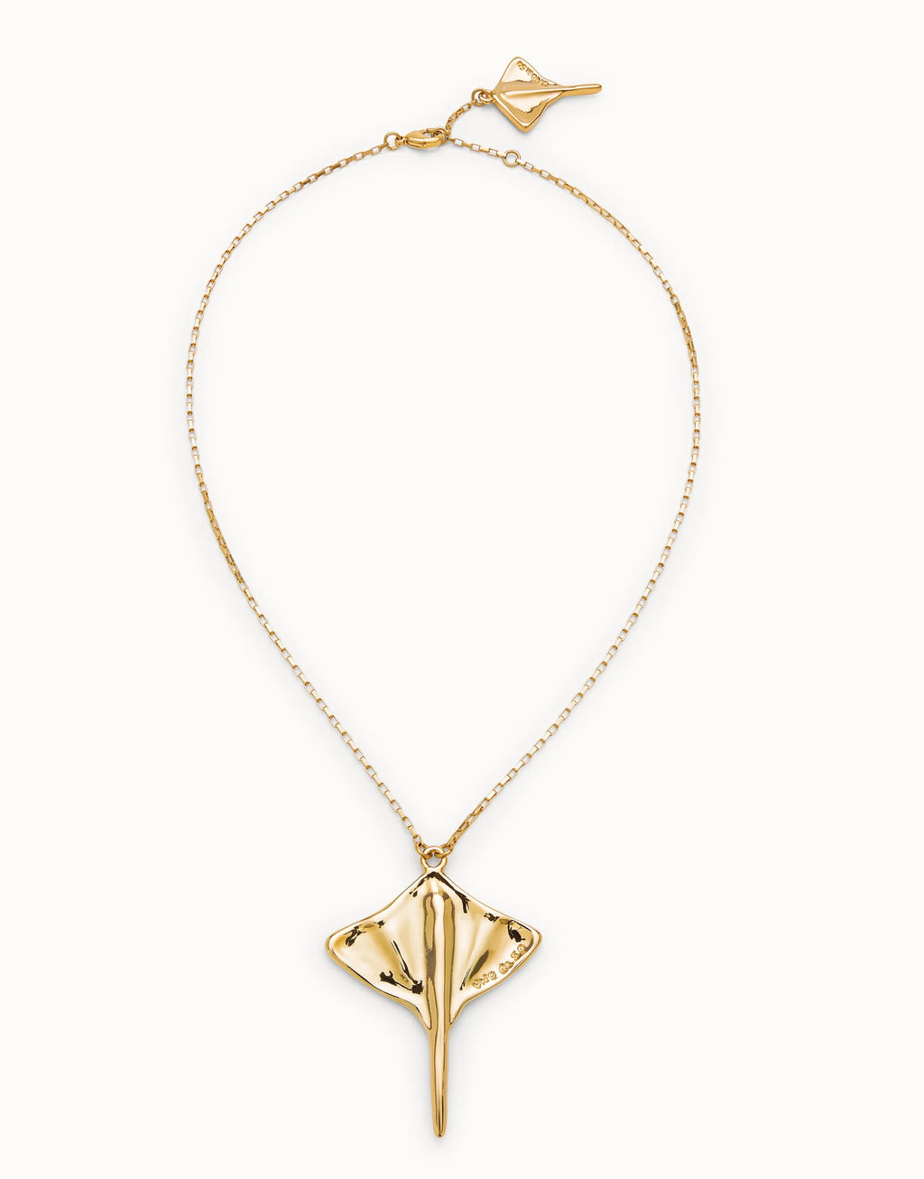 UNO DE 50- Short chain pendant necklace with manta ray