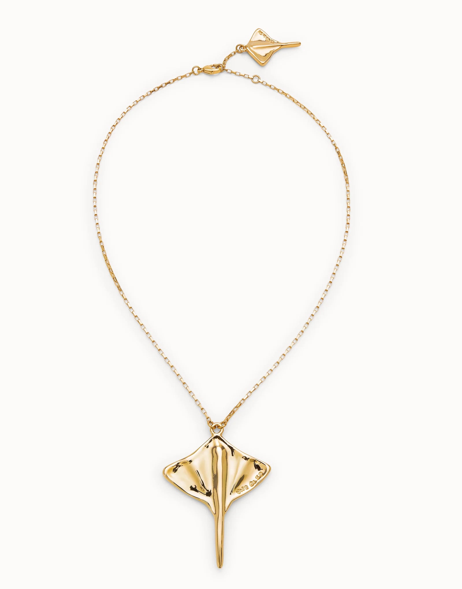 UNO DE 50- Short chain pendant necklace with manta ray