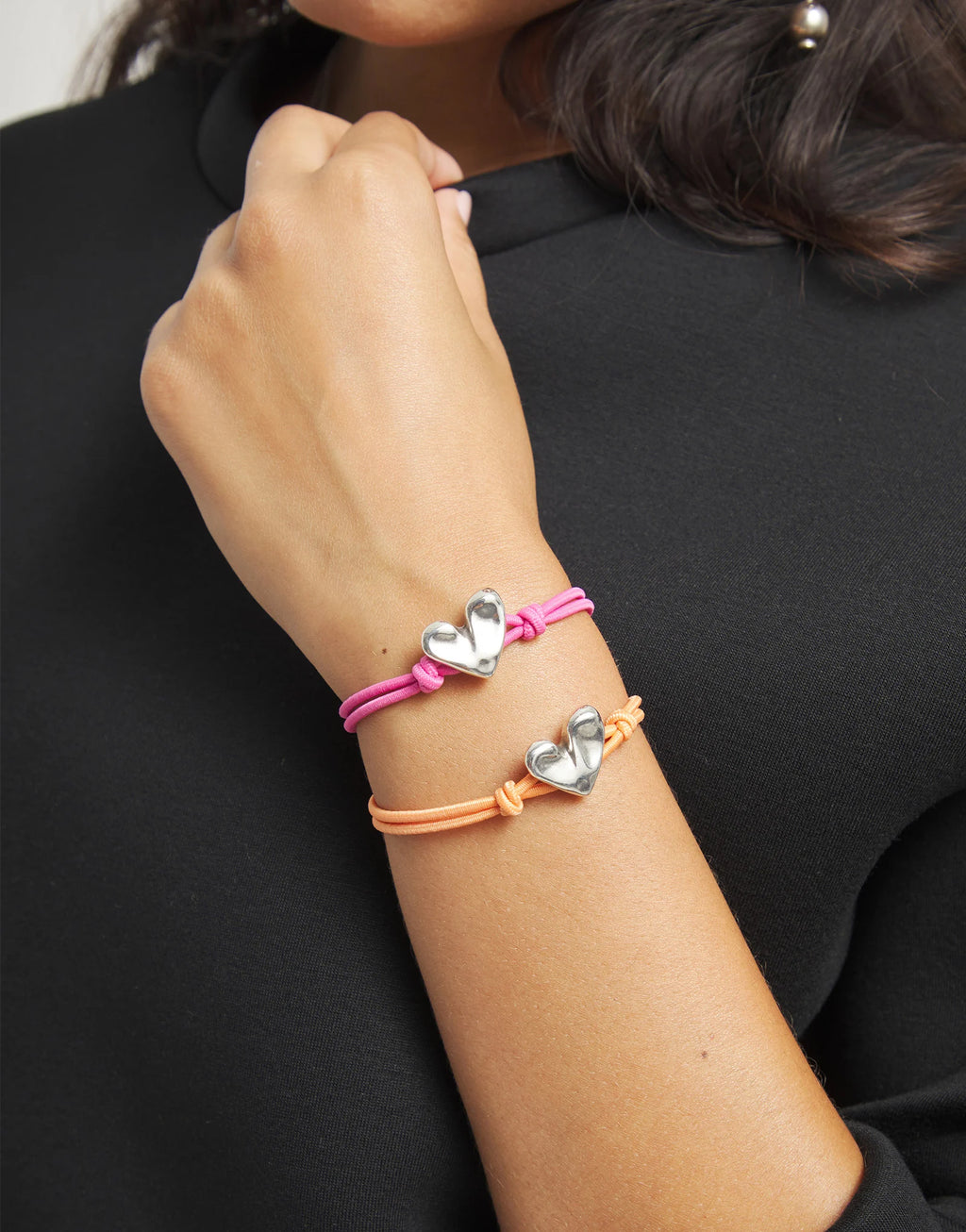 UNO DE 50 “Pálpito Collection”- Pink elastic thread bracelet with heart charm