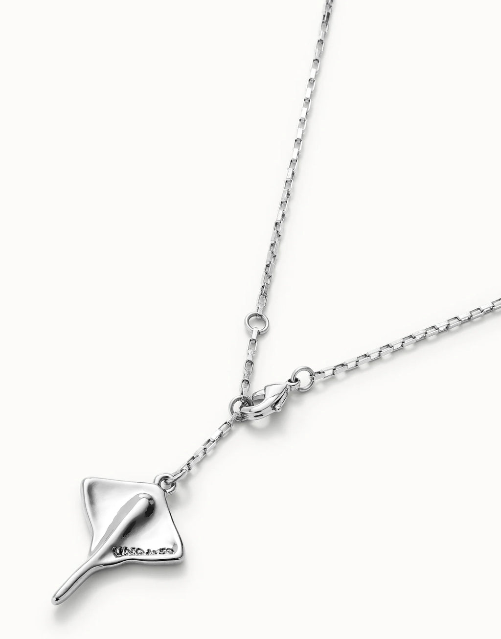UNO DE 50- Short chain pendant necklace with manta ray