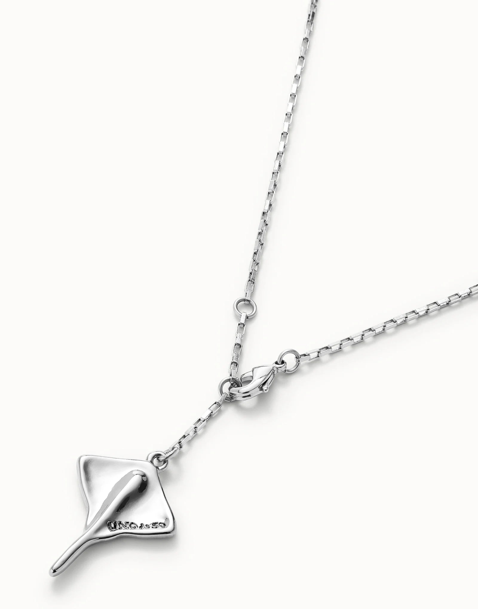 UNO DE 50- Short chain pendant necklace with manta ray