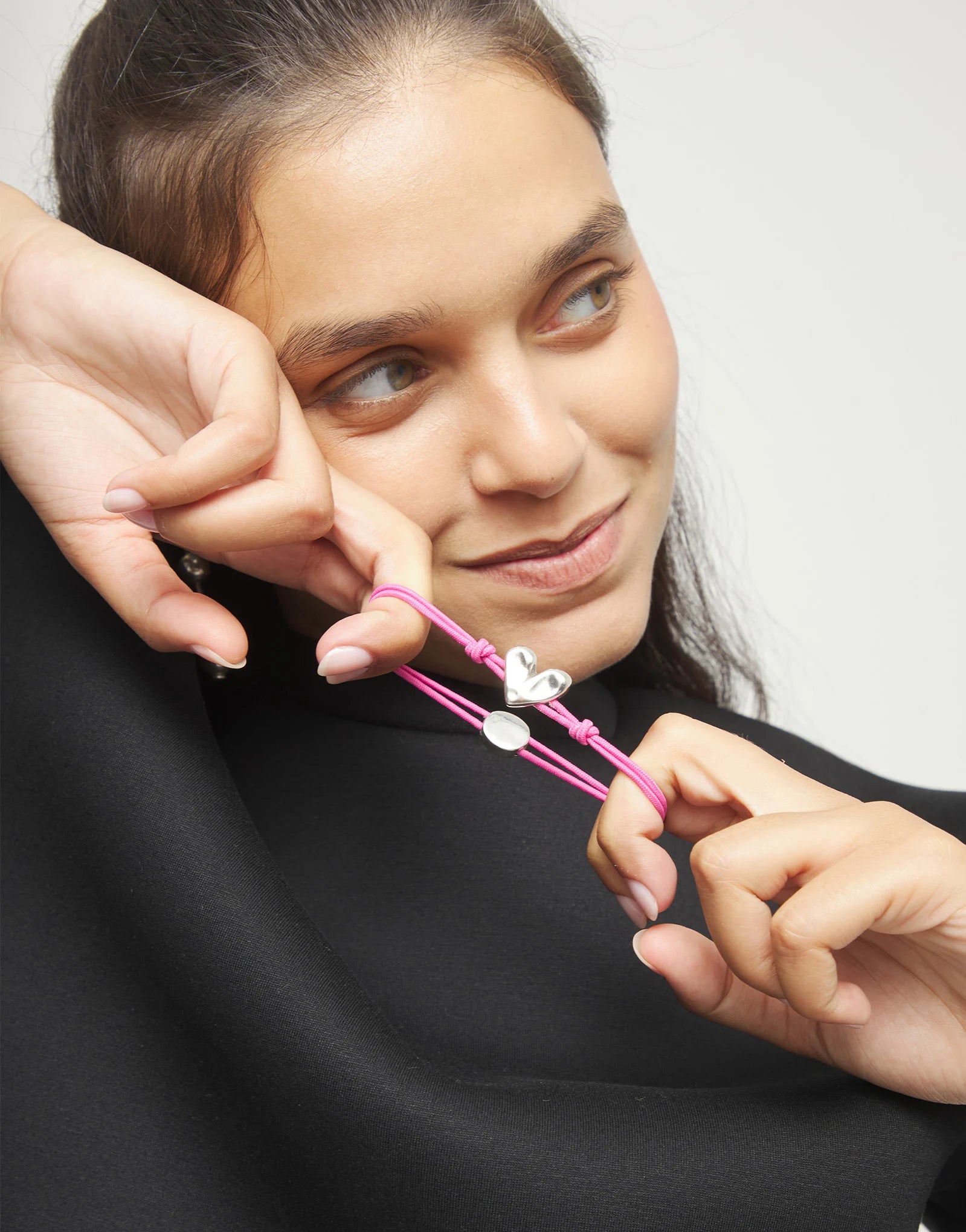 UNO DE 50 “Pálpito Collection”- Pink elastic thread bracelet with heart charm