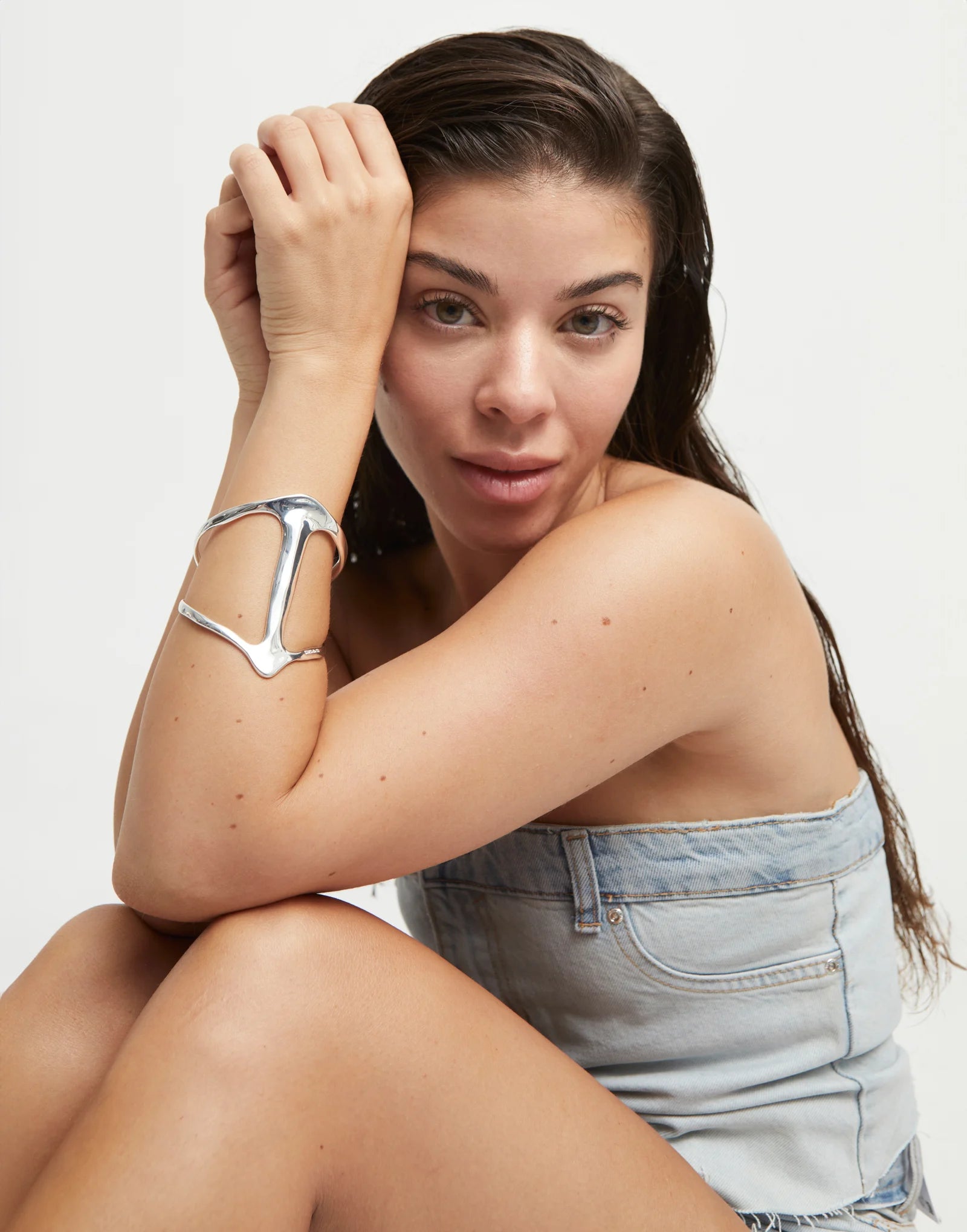UNO DE 50- Cuff bracelet with manta ray structure