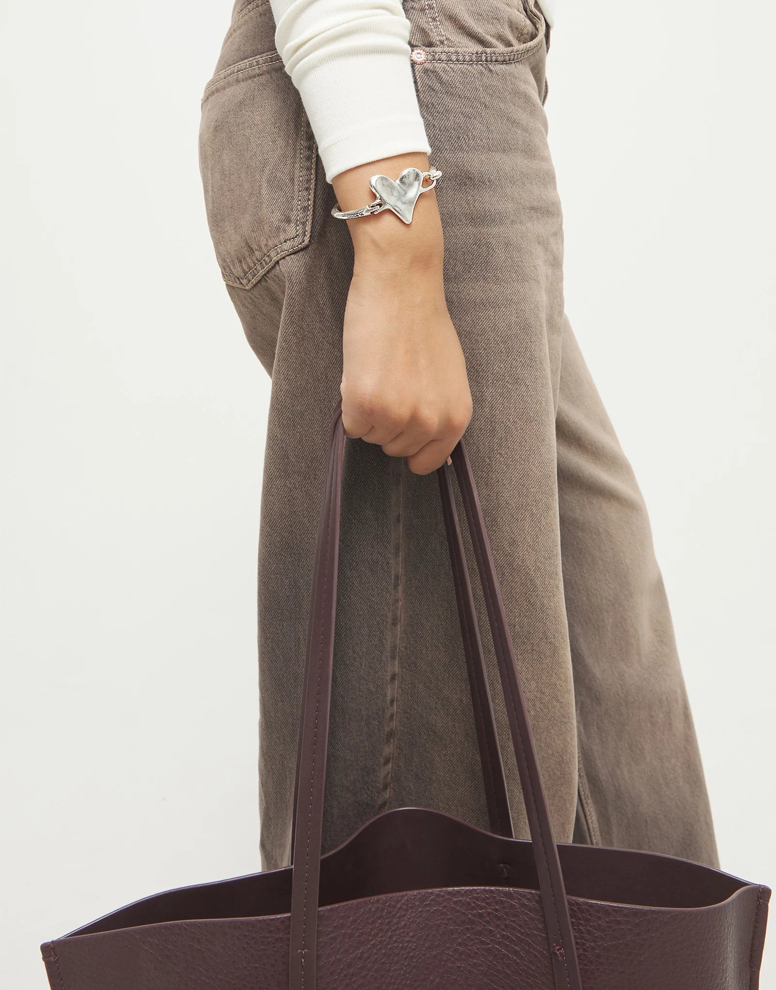 UNO DE 50 “Pálpito Collection”- Bangle bracelet with heart detail