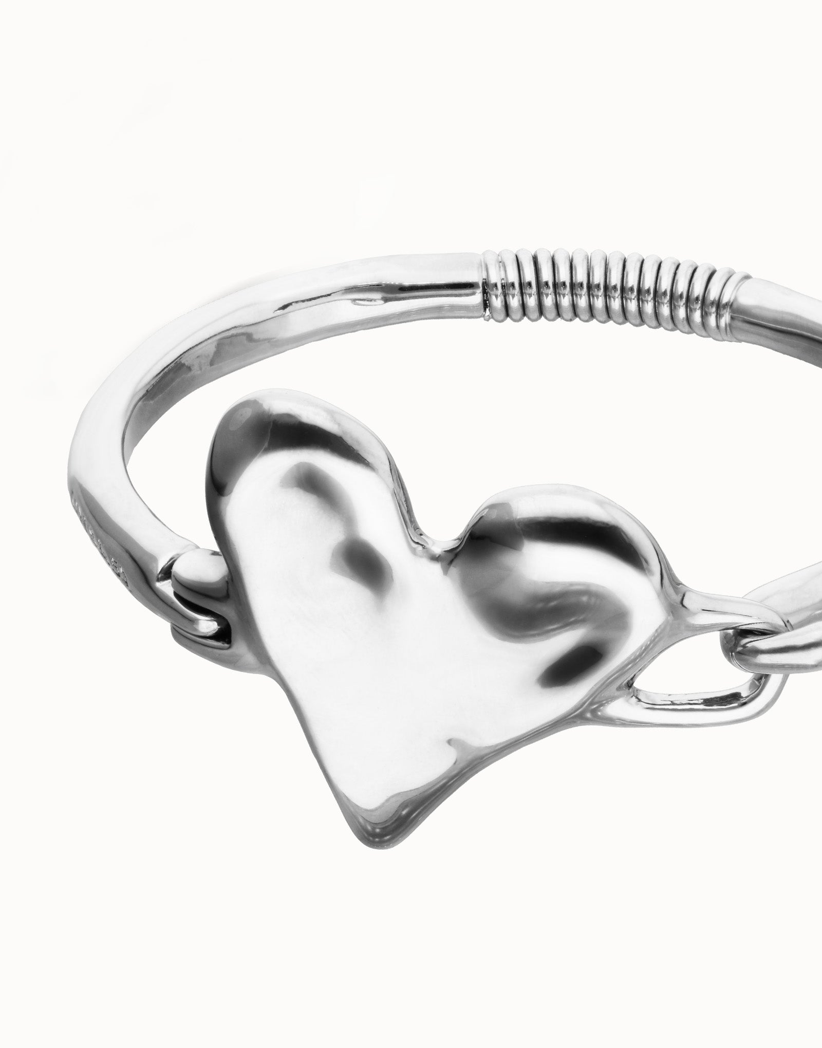 UNO DE 50 “Pálpito Collection”- Bangle bracelet with heart detail