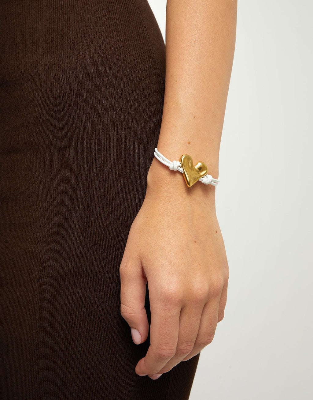UNO DE 50 “Pálpito Collection”- White leather bracelet with heart detail