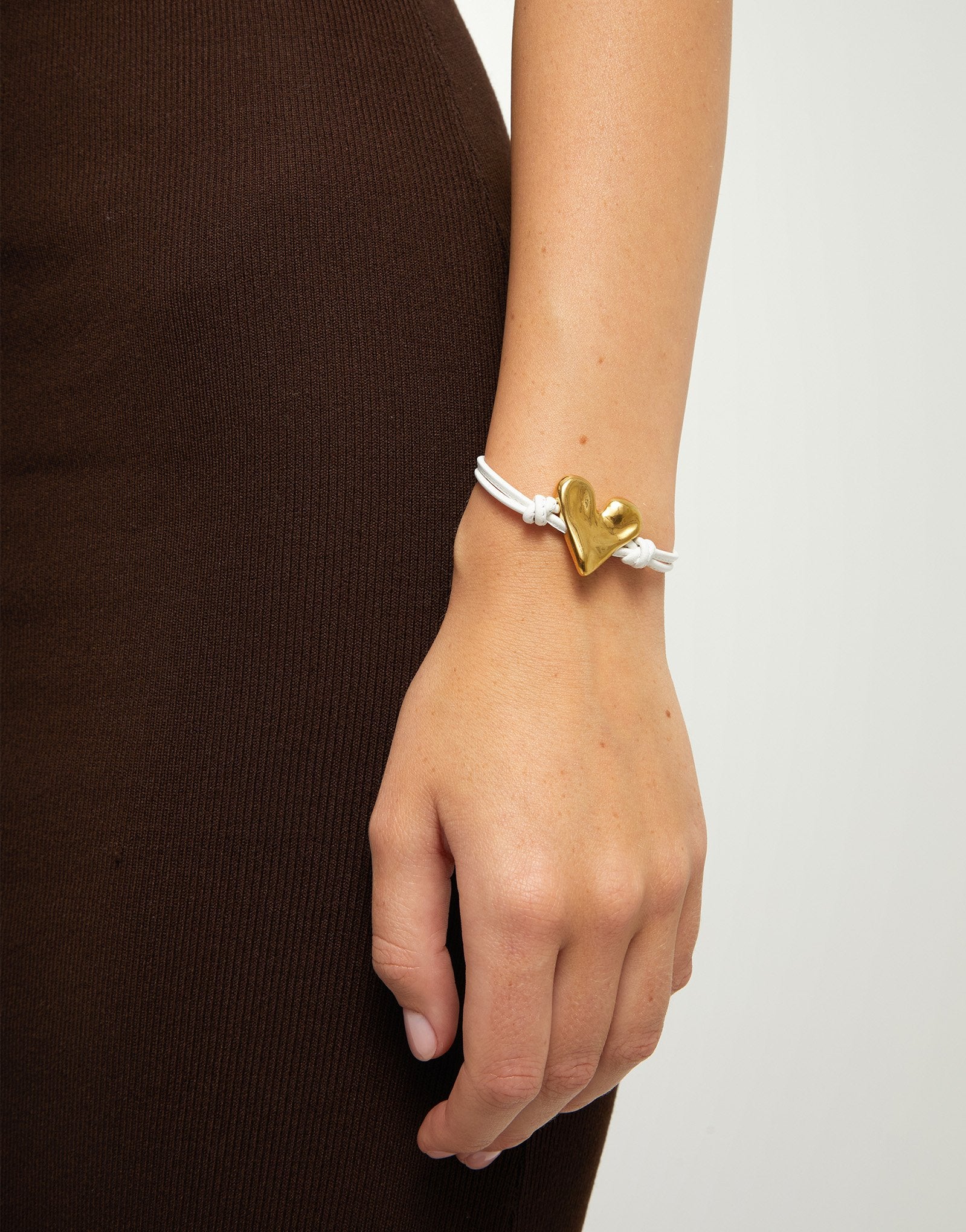 UNO DE 50 “Pálpito Collection”- White leather bracelet with heart detail