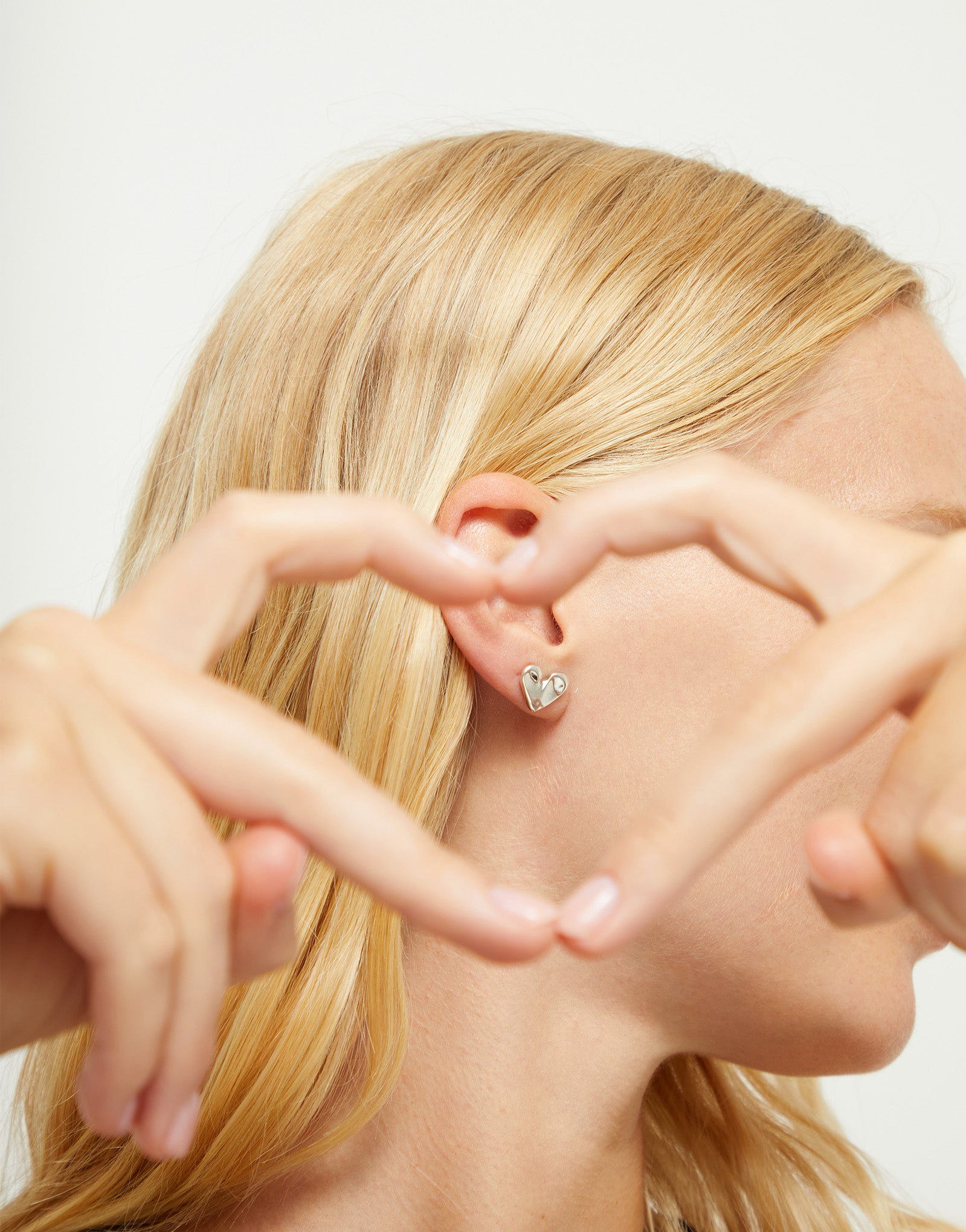 UNO DE 50 “Pálpito Collection”- Heart piercing stud earrings