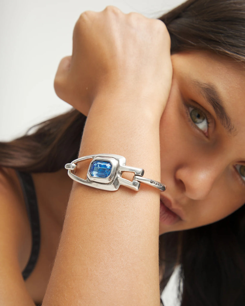 UNO DE 50- “Núcleo Collection” Semi-rigid bracelet with blue faceted crystal