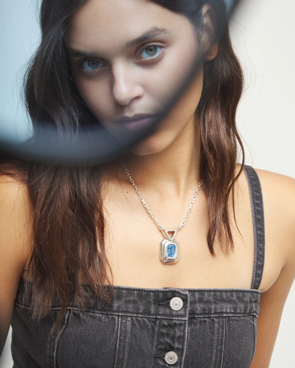 UNO DE 50- “Núcleo Collection” Necklace with rectangular blue faceted crystal