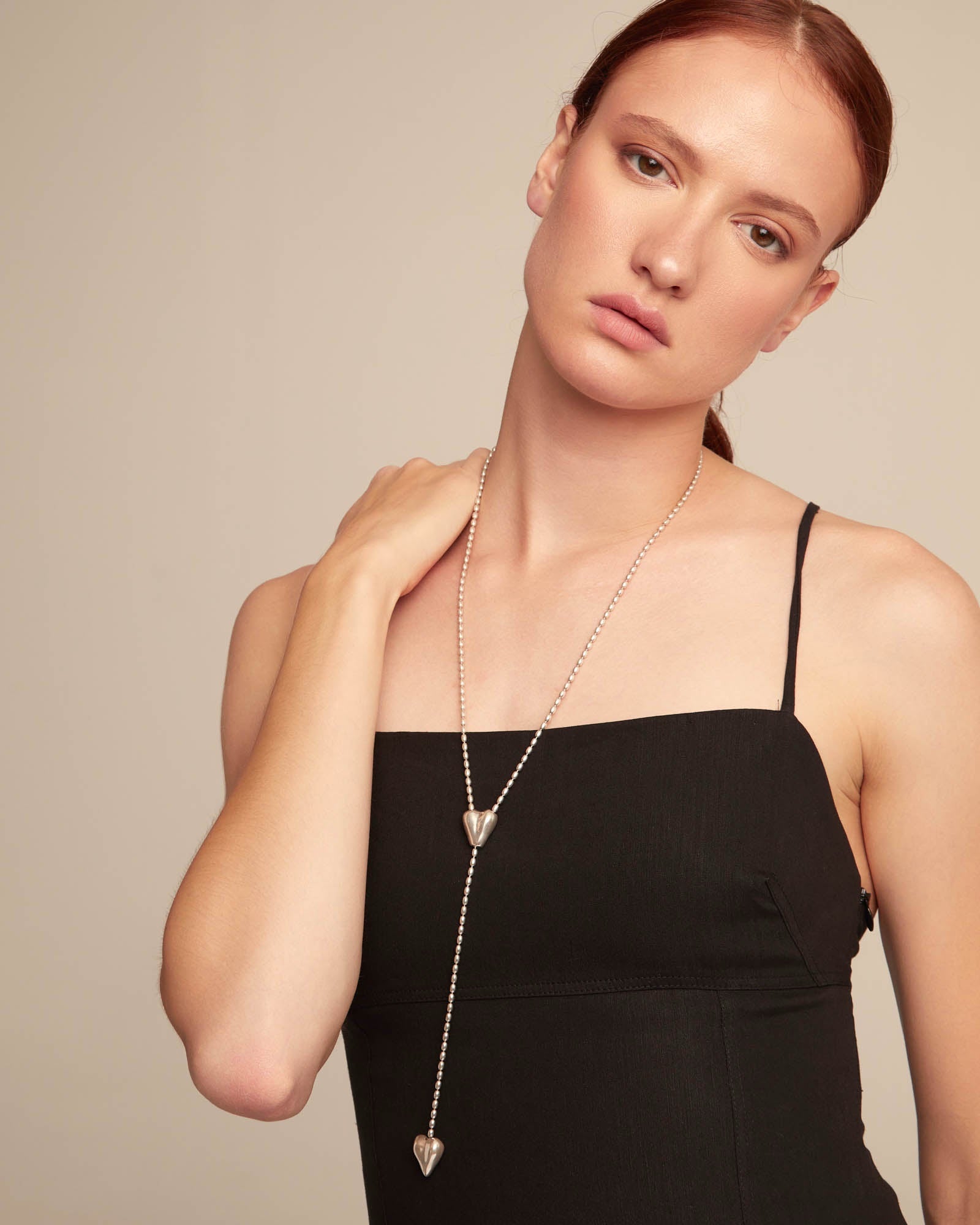 UNO DE 5O- Long adjustable chain necklace with two hearts Silver image 1